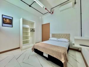 a bedroom with a bed in a white room at Hotel Planalto Serrano in Curitibanos