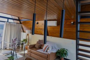 a living room with a couch and a wooden ceiling at Cabanas Mirante do Cerrado1 in Brasília