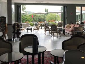 a lobby with tables and chairs and a living room at ibis Périgueux Centre in Périgueux +69 photos