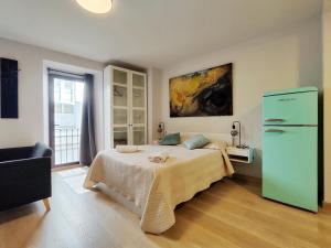 a bedroom with a bed and a green refrigerator at Luxury apartamento Muralla de Lugo 1.2 in Lugo