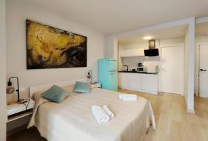 a bedroom with a bed with two towels on it at Luxury apartamento Muralla de Lugo 1.2 in Lugo