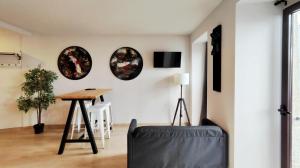a room with a table and three plates on the wall at Luxury apartamento Muralla de Lugo 1.2 in Lugo