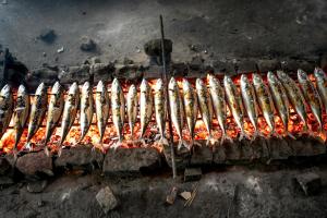 Eine Reihe Rippchen brät auf dem Grill in der Unterkunft El Classicoo Apartment in Rubavu