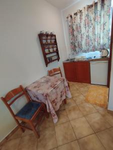 eine Küche mit einem Tisch und einem Stuhl in der Unterkunft WHITE CASTLE Studios in Lefkos Karpathos