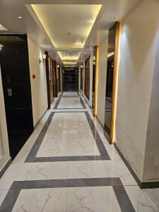 an empty hallway in a building with a hallwayngth at Hotelyashraj in Pipra Dewās +2 photos