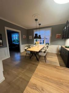 a dining room with a table and chairs at patriciervilla i 2plan udlejes in Hjørring
