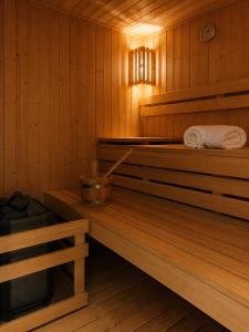 a sauna with two beds and a bucket in it at Hotel Campestre Rocas Del Paraíso in Machetá