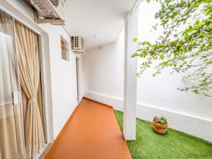 an empty hallway of a house with a plant at Wafeh Fleming Suítes Pampulha in Belo Horizonte