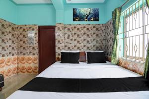 a bedroom with a bed in a room at Hotel O Green House in Lālbāgh