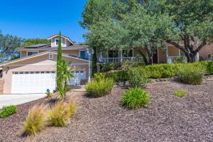 a house with a driveway and plants in front of it at Red River Retreat in Paso Robles