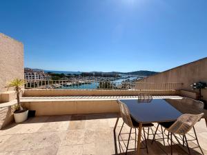a patio with a table and chairs on a balcony at Loft Marina in Cogolin