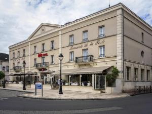 a large white building on a street corner at ibis Montargis in Montargis
