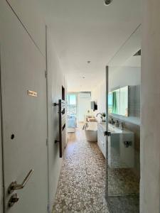a bathroom with a tub and a sink and a toilet at Loft Marina in Cogolin