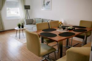 a living room with a table and chairs and a couch at Apartment am Berg in Grünstadt