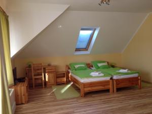 Ένα ή περισσότερα κρεβάτια σε δωμάτιο στο VIDOR Vendégház