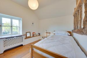 a bedroom with a bed and a window at 2 Bed in Walsham-le-Willows oc-gabpla in Walsham le Willows