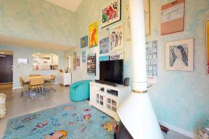 a room with a living room with a tv and a room with a room at Sea Colony - 904 Dover House Rd in Bethany Beach