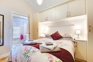 a bedroom with a bed with towels on it at Becws Clyd in Trawsfynydd