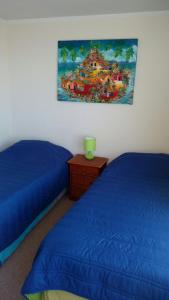 1 dormitorio con 2 camas y un cuadro en la pared en Pamela Apartment, en Viña del Mar