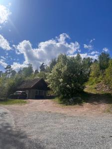 a house with a car parked in front of it at Gästhus med båtplats in Kvicksund