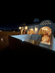 Blick auf ein nachts beleuchtetes Gebäude in der Unterkunft KR Elite Hotel in Luxor