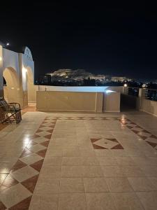 ein gefliester Boden auf dem Dach eines Gebäudes bei Nacht in der Unterkunft KR Elite Hotel in Luxor