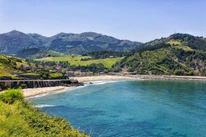 a view of a beach with mountains in the background at Fantastico retiro rural en el corazon de Euskadi in Elgóibar