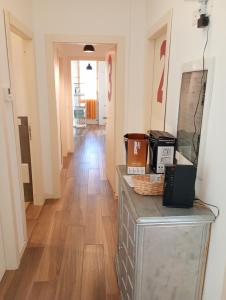 ein Flur mit einem Zimmer mit Hartholzboden in der Unterkunft Cozy!! Verona in Verona + 25 Fotos