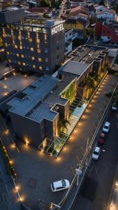 an aerial view of a hotel with a parking lot at Hotel Arujá in Arujá