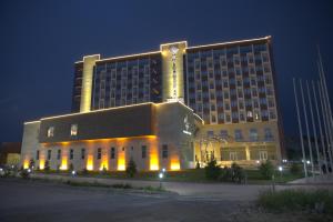 ein großes Gebäude wird nachts beleuchtet in der Unterkunft Safa Sorgun Thermal Hotel in Sorgun