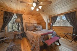 a bedroom with a bed in a log cabin at Western Wonder in Beech Mountain
