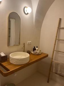 a bathroom with a large sink and a mirror at room4you Lambach Apartment, Studiozimmer & Zimmer in Lambach