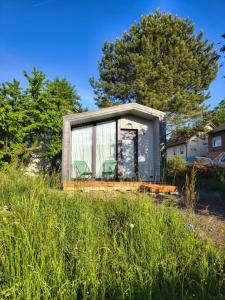 a tiny house sitting on top of a field at Tiny House Am Guckenberg in Diez in Diez