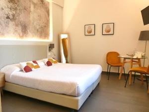 a bedroom with a bed and a table and chairs at Hotel Il colle di Monterosso in Monterosso al Mare