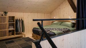 a room with a bunk bed in a cabin at Union Lodge Fabrik in Bern