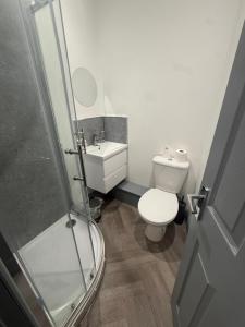 ein Badezimmer mit Toilette und Waschbecken in der Unterkunft PLUS Properties Dike 3 Ensuite in Stoke on Trent
