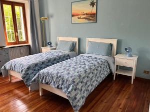 zwei Betten stehen nebeneinander in einem Schlafzimmer in der Unterkunft Giulia Cottage in Strona