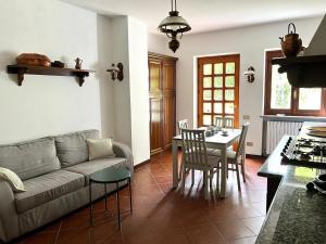 ein Wohnzimmer mit Sofa und Tisch in der Unterkunft Giulia Cottage in Strona