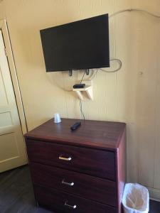 a tv on top of a wooden dresser with a drawer at Lee motel in Nashville +6 photos