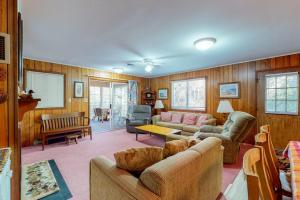 a living room with a couch and a table at Sea Del Estates - 38 Sugar Hill in Bethany Beach