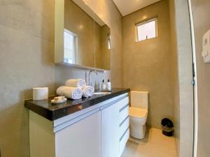 a bathroom with a sink and a toilet at Prado Premium Lofts e Kitnets com Ar-Condicionado e TV Smart in Belo Horizonte