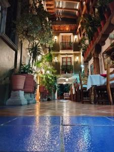 a room with a table and potted plants at Hotel Rincon de Josefa in Pátzcuaro