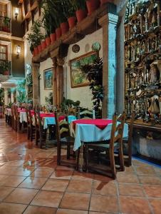 a restaurant with tables and chairs in a room at Hotel Rincon de Josefa in Pátzcuaro