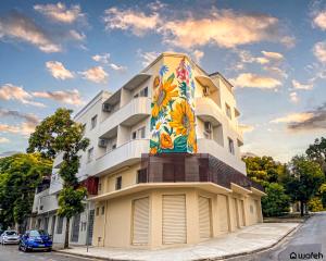 a building with a painting on the side of it at Prado Premium Lofts e Kitnets com Ar-Condicionado e TV Smart in Belo Horizonte