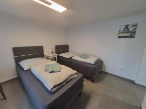 two twin beds in a room with at Nektarios Apartments in Kernen