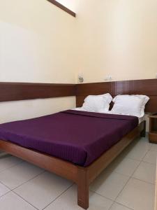 Un pat sau paturi într-o cameră la Infinity Hôtel