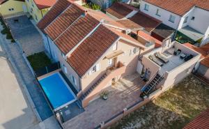 an overhead view of a house with a swimming pool at Apartmani Rialto in Kakma