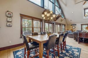 a dining room with a wooden table and chairs at Grand Tomahawk Lodge in Tomahawk