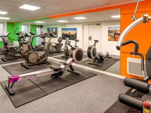 a gym with a bunch of exercise bikes in it at ibis Toulouse Centre in Toulouse