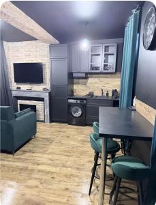 eine Küche und ein Wohnzimmer mit Tisch und Stühlen in der Unterkunft Loveroom agathoise in Agde